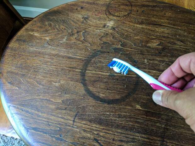 Зубная паста против тёмных пятен на мебели.