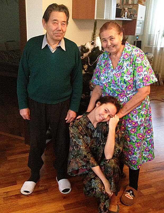 Ляйсан Утяшева с бабушкой Зубаржат и дедушкой Султаном