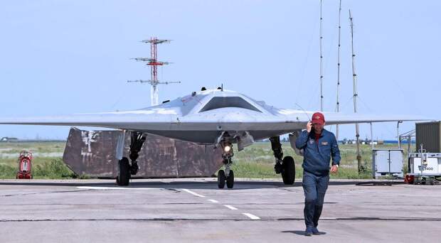 Учебное бомбометание с БПЛА С-70БПЛА С-70: «Охотник» выходит на охоту Скоро завершится период разработки, испытаний и доработки перспективного тяжёлого разведывательно-ударного беспилотника С-70...-9