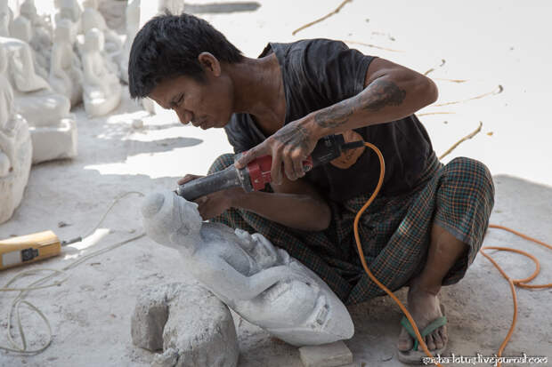 Как вырезают каменные скульптуры в Мьянме