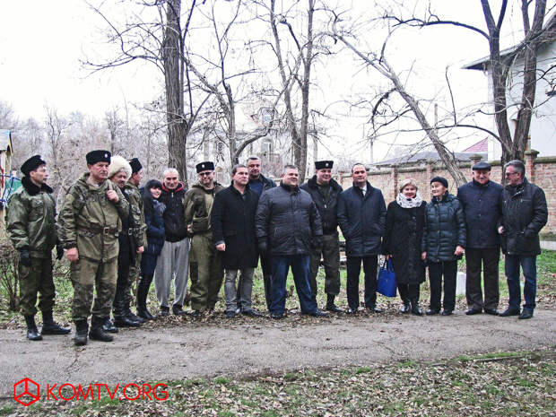 Собственникам возвращенных участков будет выставлен счет за демонтаж и хранение снесенного забора.  Александра Дятлова, Сергей Ищенко  Фото: Александра Дятлова  Теги: Феодосия, незаконная застройка, сквер, школа №13, ул. Назукина, демонтаж забора 7
