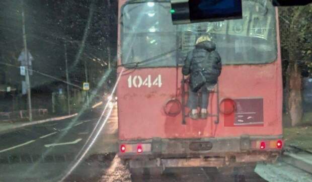 Пытался проехать "зайцем" на Ленинском проспекте, в Донецке