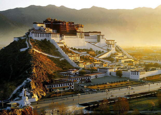 Дворец Потала Тибет. Кругом враги. Самые неприступные сооружения мира. Фото с сайта NewPix.ru