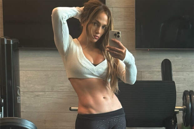 56-летняя Дженнифер Лопес похвасталась прессом на фото и вызвала ажиотаж в сети