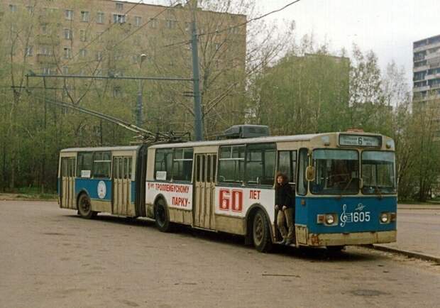 У кинотеатра "Нева" в Москве. 1994 год