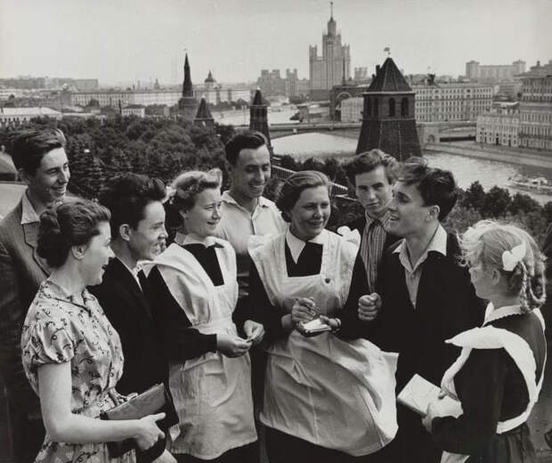Старшеклассники. Фотограф Александр Устинов. 1950-е годы..jpg