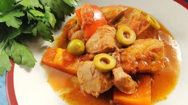 КУРИЦА ПО-ИСПАНСКИ С ОЛИВКАМИ И СЛАДКИМ ПЕРЦЕМ Курица тушеная, Курица по-испански, Курица с овощами, Видео, Длиннопост