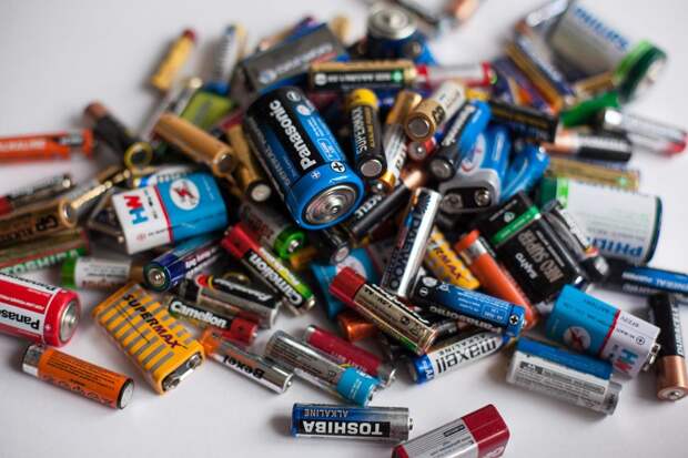 Не знаете, как утилизировать использованные батарейки? Просто выбросите их  в ведро