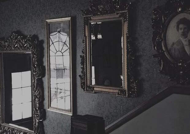 Почему в доме где умер человек загораживают зеркала?