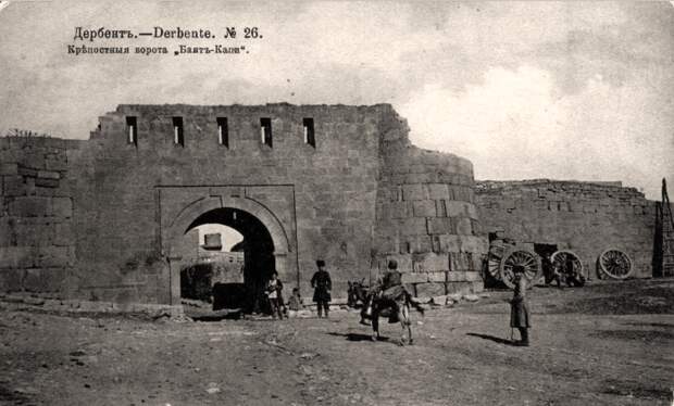 Главные ворота, ведущие в крепость, расположенную в стратегически важном месте, позволяющем контролировать торговый путь вдоль западного берега Каспия и Волги (Нарын-кала, Дербент). | Фото: maximus101.livejournal.com.