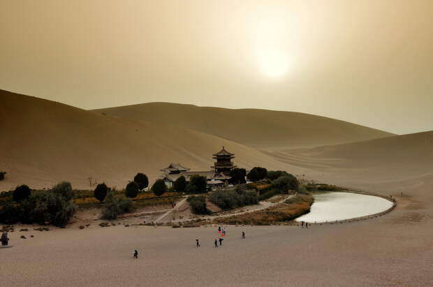 Китайский оазис в пустыне в форме полумесяца