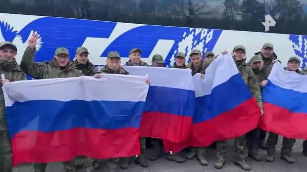 Кадры возвращения российских бойцов из украинского плена