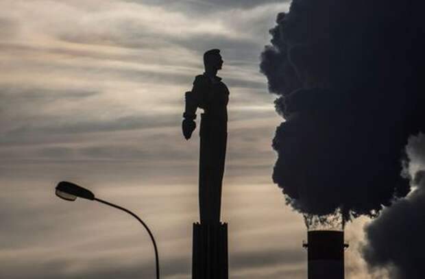 Steam rises from chimneys of a heating power plant near a monument of Soviet cosmonaut Yuri Gagarin, the first man in space, with the air temperature at about minus 20 degrees Celsius, in Moscow, Russia, January 17, 2021. REUTERS/Maxim Shemetov