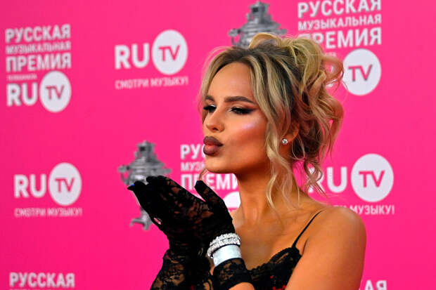 Певица Ханна снялась в шапке-ушанке и шубе