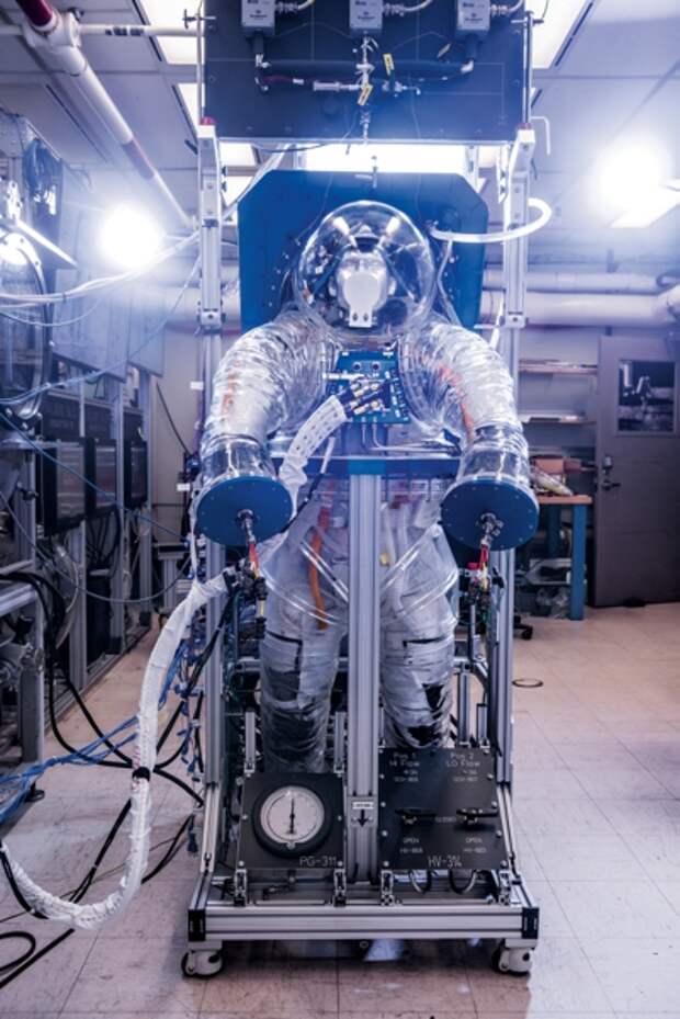 NASA тестирует систему жизнеобеспечения астронавтов при помощи имитации скафандра, частично распечатанной на 3D-принтере. Источник: Premier Exhibitions