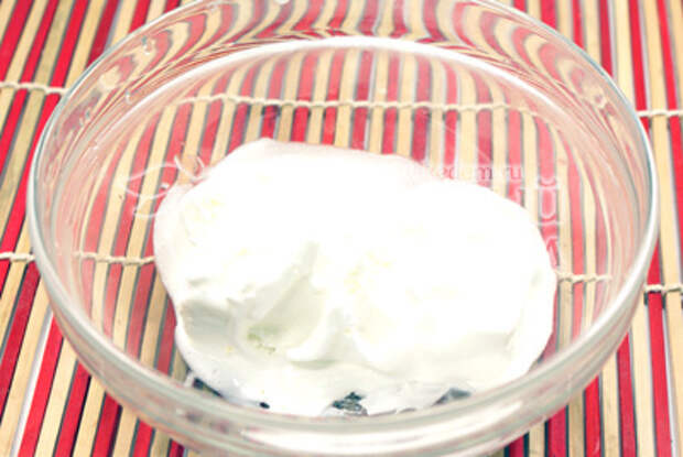 Мороженое и сливки смешать в миске. - Молочный коктейль с клубникой. Фото приготовления рецепта.