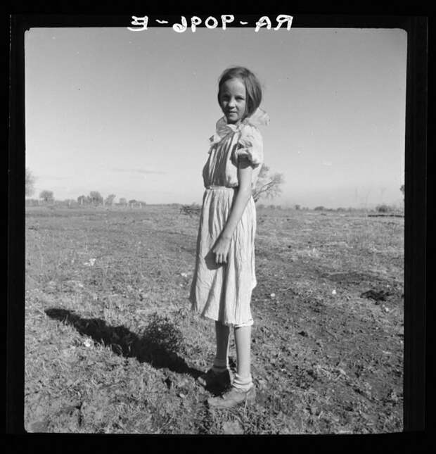 Со слов фотографа, эта девочка работала пастушкой и зарабатывала лишь $0.05 (эквивалент $0.90 в наши дни) в день. 30-е годы, америка, великая депрессия, исторические кадры, история, редкие фото, сша, фото