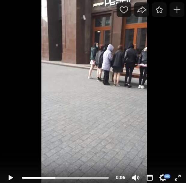 Активистки «Здоровой еды» оголили ягодицы возле Госдумы