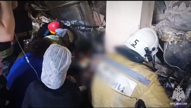 Под завалами в Луганске еще один живой! Медики рядом с МЧС – установили капельницу зажатому плитами человеку
