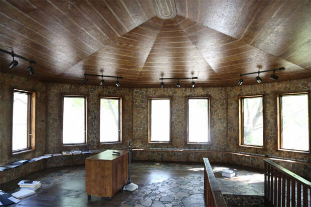 За 38 лет художница превратила свой дом в произведение искусства дом, камень и клей, оформление, ремонт