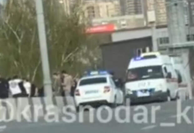 На Северных мостах в Краснодаре  дежурила полиция и машина скорой помощи: неравнодушные люди вызвали подмогу