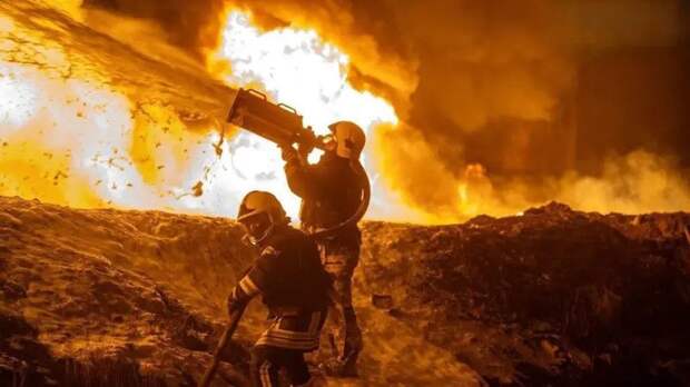 Не могут потушить до сих пор: «Герани» уничтожили железнодорожную станцию в