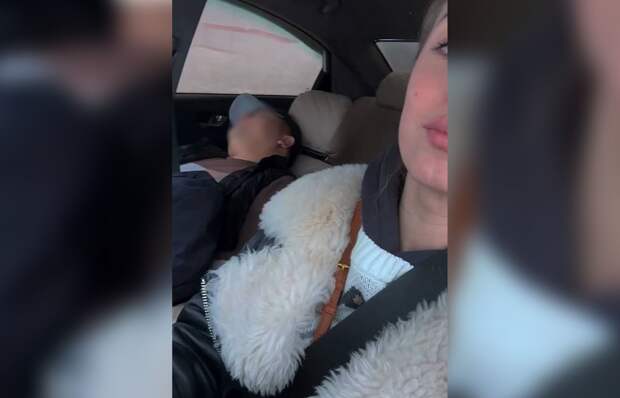 Пассажирке пришлось сесть за руль такси и проехать 200 км после того, как водитель уснул за рулём