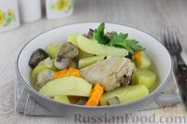 Фото к рецепту: Тушёная картошка с курицей и грибами