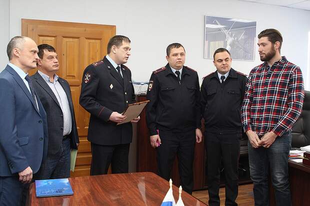 Мужчину наградили иркутские полицейские, а также начальство Иркутского авиазавода. Фото: Юлия ПЫХАЛОВА