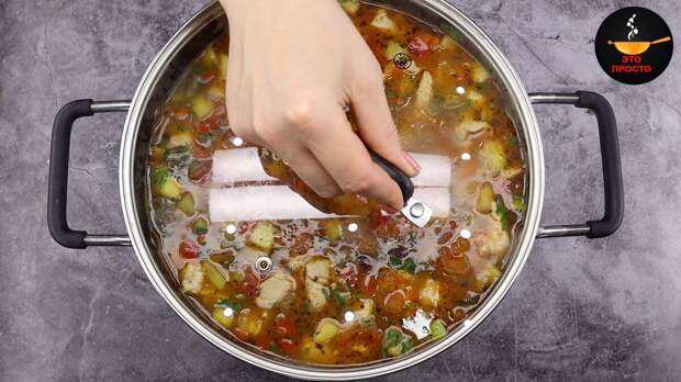 Такой суп вы точно ещё не ели! Яркий, красивый и вкусный! А какой он сытный и ароматный, ммм... К тому же суп с индейкой и овощами можно приготовить не только дома, но и на природе.-10