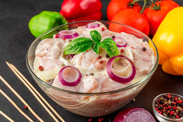 Эксперт Лунев: ананас, киви и имбирь сделают мясо мягче за 30 минут