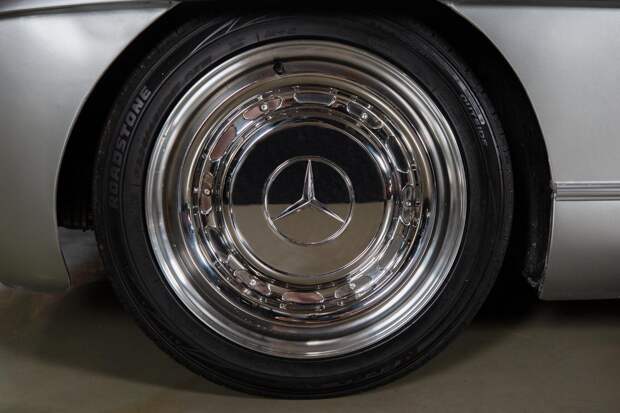 Необычный рестомод 300 SL Gullwing 