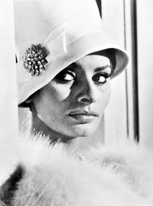 Сногсшибательная Софи Лорен во время съемок фильма "Миллионерша" (1960 г.)