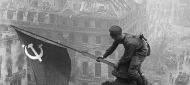 81 год назад фотограф из Донецка Евгений Халдей сделал знаменитое фото со Знаменем Победы над Рейхстагом