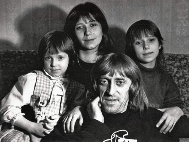 1056 Виктор Авилов с женой Галиной и дочерьми Олей и Аней.jpg