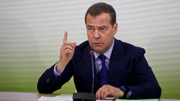 Медведев считает, что вести переговоры с США вредно для России