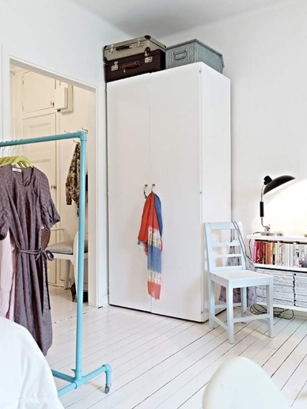 гардероб для небольшой площади,идеи организации гардеробной,шкаф,вешалка,перемещаемая вешалка,подвесная вешалка,шторы вместо дверок,комод