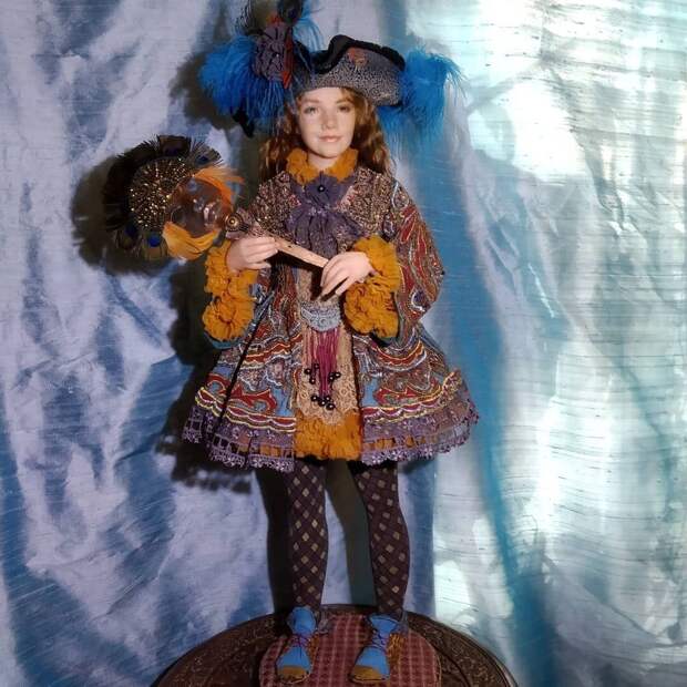 Потрясающим талантом обладает Алена Абрамова - она создает невероятно реалистичных кукол. Кукол с душой. Они словно живые, настолько четко продуманы и воплощены все детали задуманного образа.-3-11