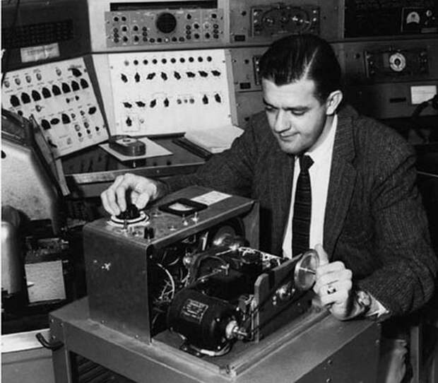Первый барабанный сканер SEAC*, Рассел Кирш и пульт управления сканера фоном. 1957 год, США было, история, фото