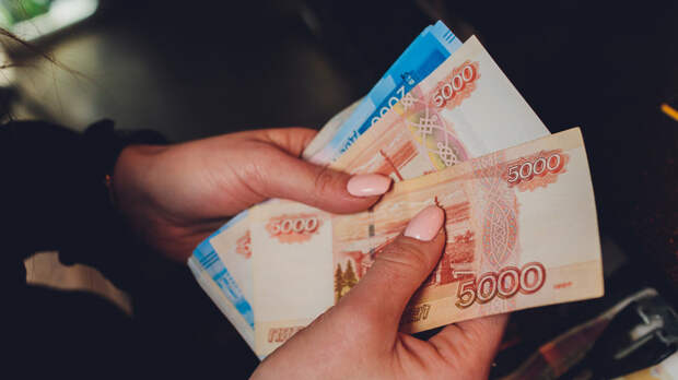 Юрист: работа в праздничный день оплачивается не менее, чем в двойном размере