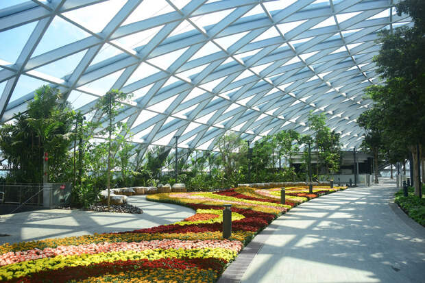 Уникальное сооружение Jewel Changi Airport в известном аэропорту