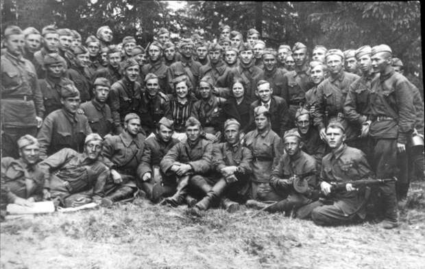 Бойцы 13 ДНО на фронте (37 стрелковый полк)/Фото сделано в конце августа 1941 года)/moiraion.moscow