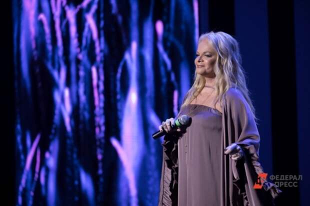 «Здесь может помочь только американский спецназ»: Лариса Долина никак не съедет с квартиры