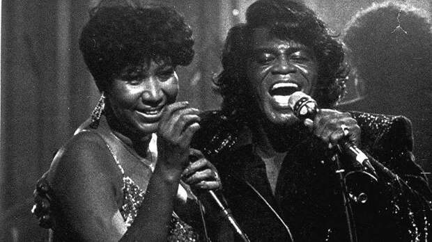 Постепенно The Famous Flames и вовсе сделались аккомпанирующим составом выдвинувшегося на первый план Джеймса Брауна. Сочиняя песни, Джеймс Браун вдохновлялся соулом Рэя Чарльза и рок-н-роллом Литтл Ричарда и оттачивал собственный стиль с характерной ритмической остротой и атакующим вокалом. Важнейшей движущей силой песен становилась ритм-секция, отсчитывавшая танцевальный битНа фото: Джеймс Браун и Арета Франклин