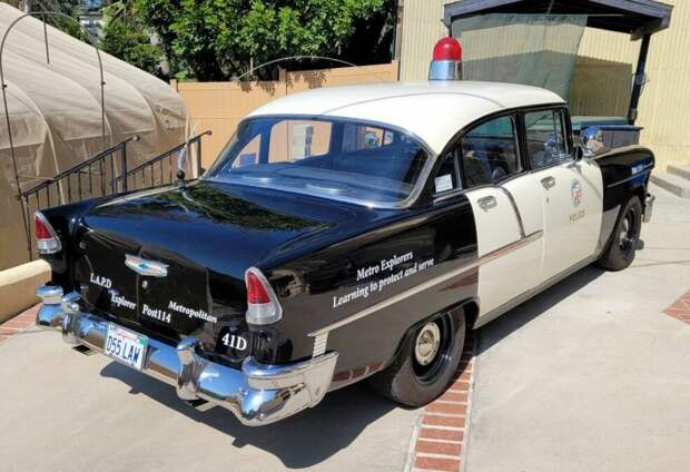 Псевдо-полицейский автомобиль Chevrolet 1955 года выпуска