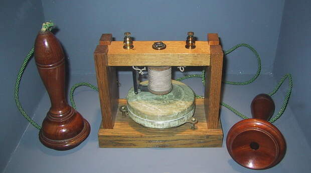 На выставке 1878 года впервые был продемонстрирован телефонный аппарат Белла