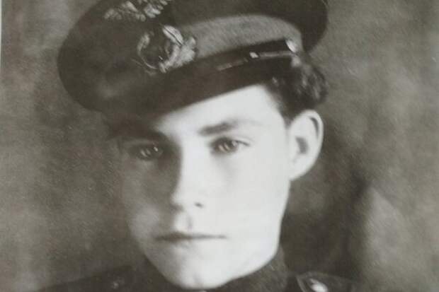 Самый молодой летчик Великой Отечественной. В 16 лет совершил 650 вылетов и умер в 18
