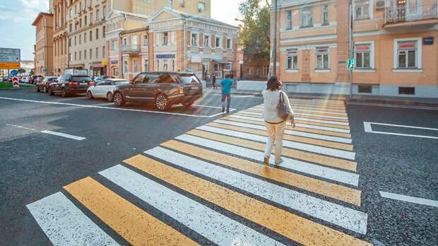 Желтые линии «зебры» начали убирать с дорог Москвы
