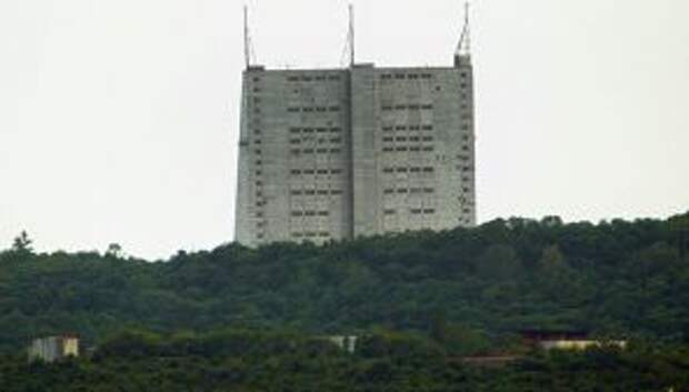 На фото: здание Габалинской радиолокационной станции (РЛС), 2007 год.