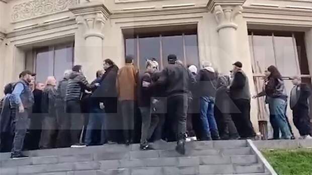 Жители Гюмри пытаются пробиться к задержанному мэру Гукасяну